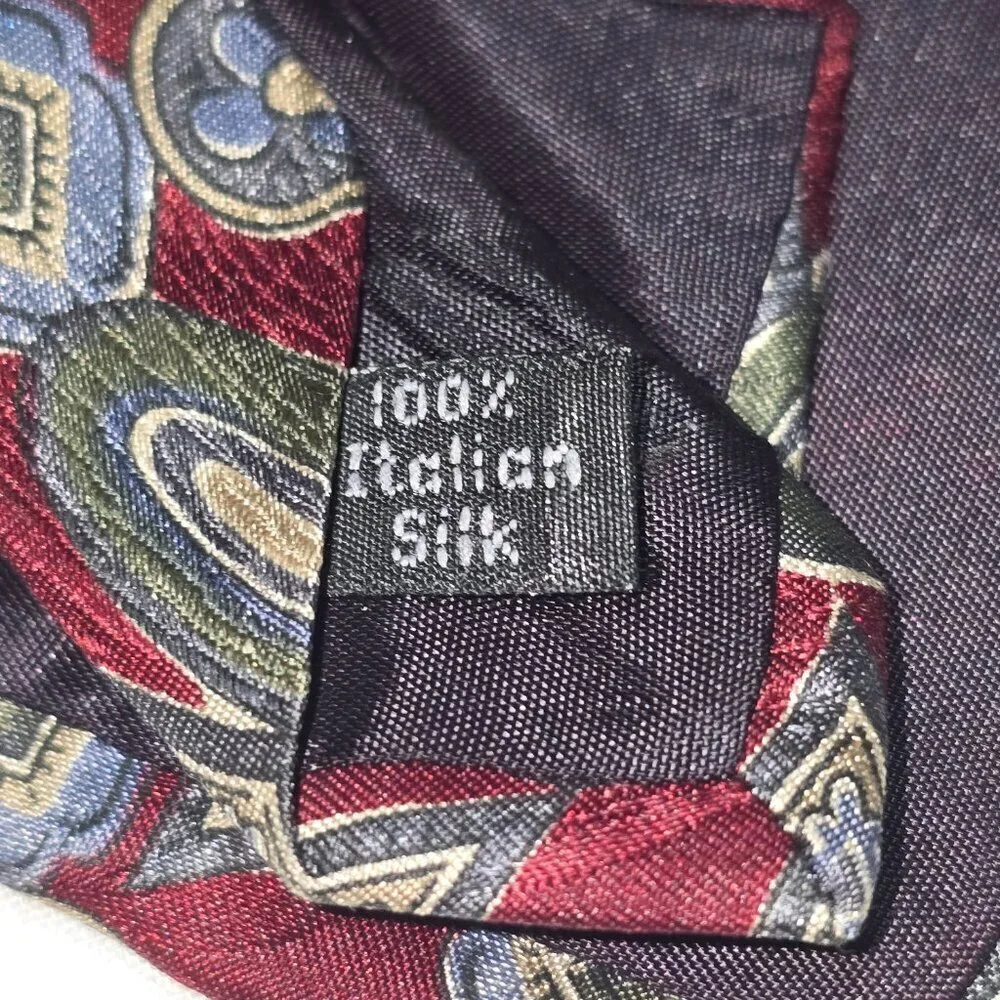 ZYLOS GEORGE MACADO ITALIAN SILK TIE CRIMSON WITH GRAY PAISLEY DESIGN EUC